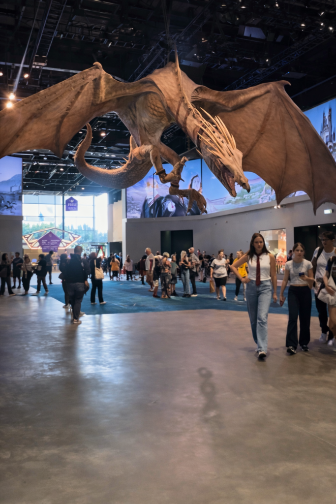Interior Warner Bros Studio Tour Londres con dragón colabóreme húngaro en el lobby